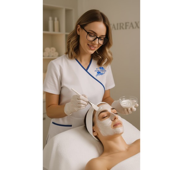 Diana Elegáns Fehér Biopamut Női Egészségügyi Formaruha Kék Virágmintával – 100% Pamut, Saját Névvel